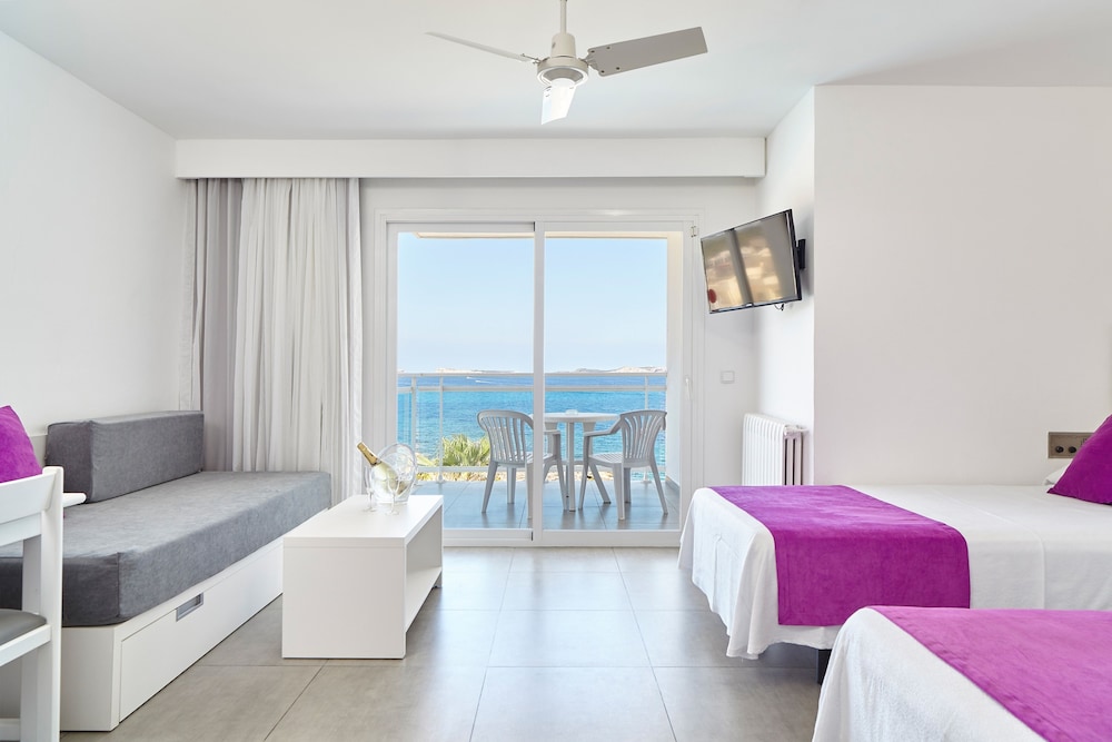 Nereida Aparthotel — Hotel rooms in San Antonio, Balearic Islands