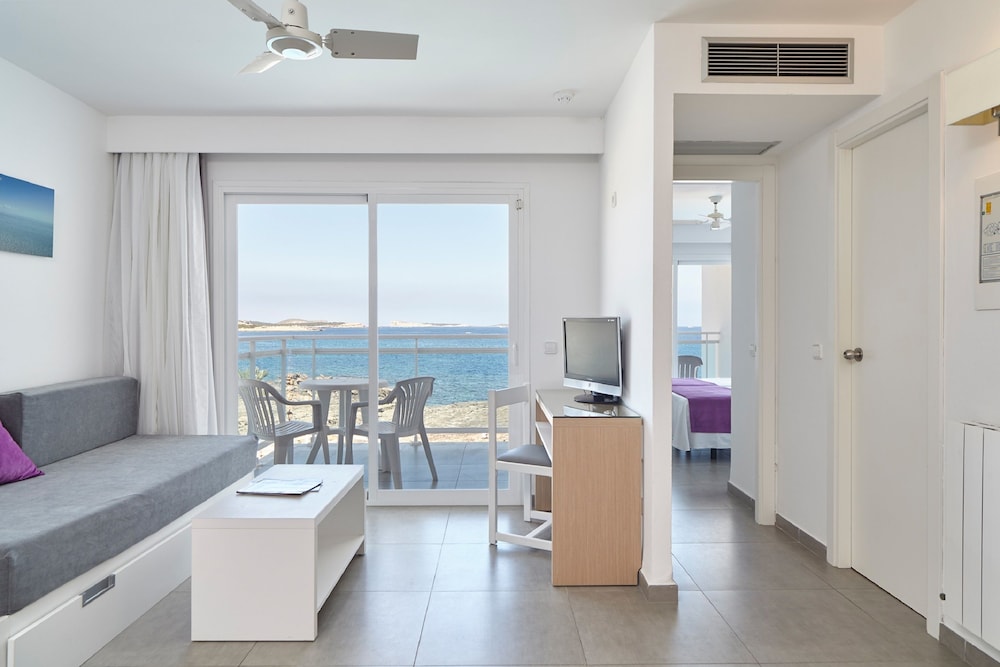 Nereida Aparthotel — Hotel rooms in San Antonio, Balearic Islands