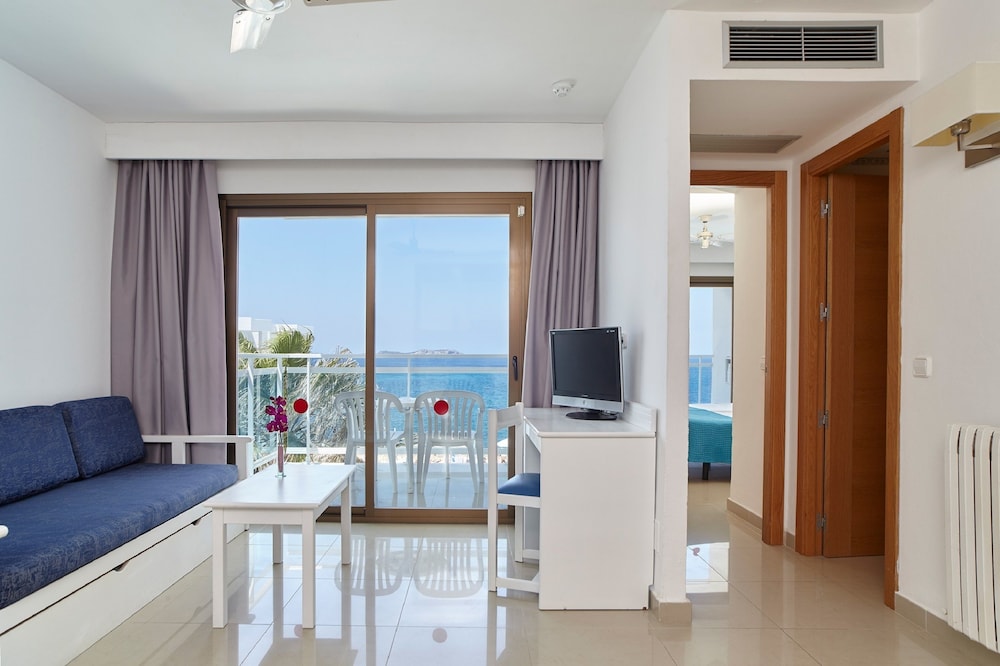 Nereida Aparthotel — Hotel rooms in San Antonio, Balearic Islands