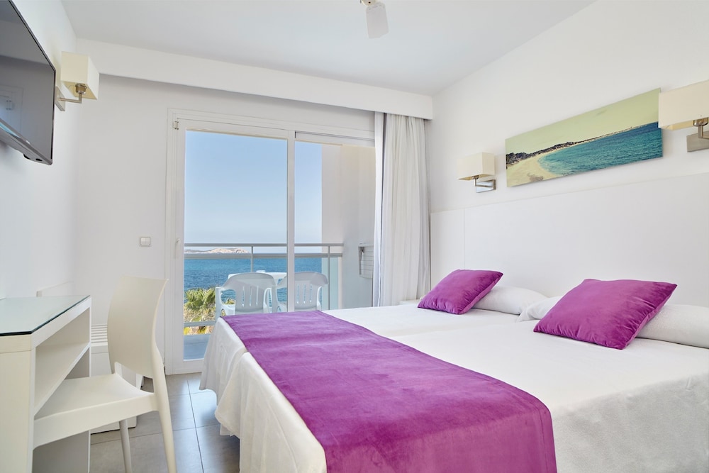 Nereida Aparthotel — Hotel rooms in San Antonio, Balearic Islands