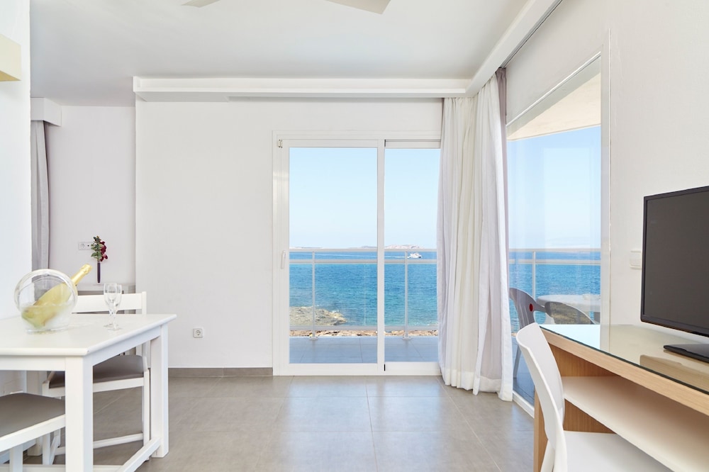 Nereida Aparthotel — Hotel rooms in San Antonio, Balearic Islands