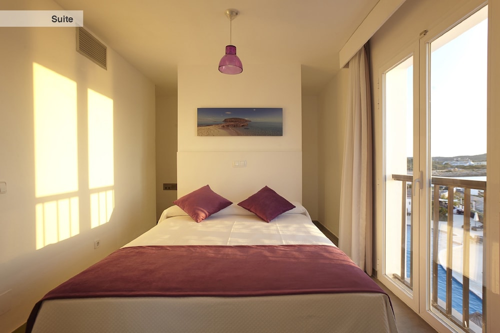 Nereida Aparthotel — Hotel rooms in San Antonio, Balearic Islands