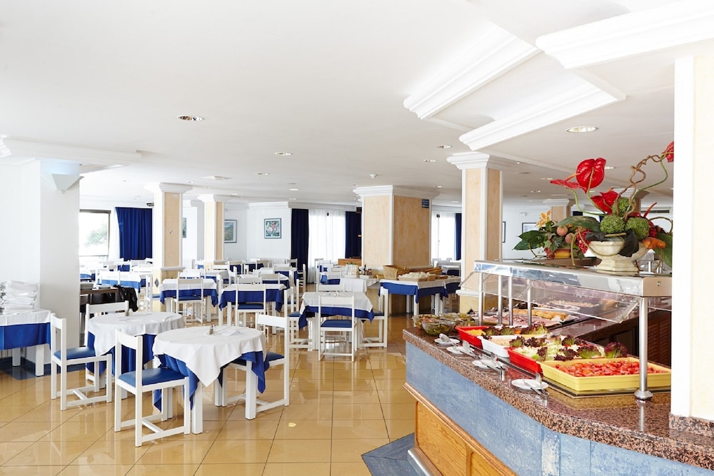 Nereida Aparthotel — Restaurant & bars in San Antonio, Balearic Islands