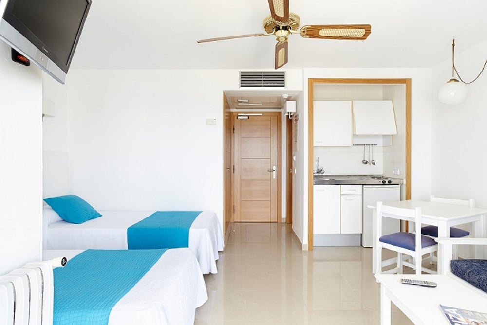 Nereida Aparthotel — Hotel rooms in San Antonio, Balearic Islands