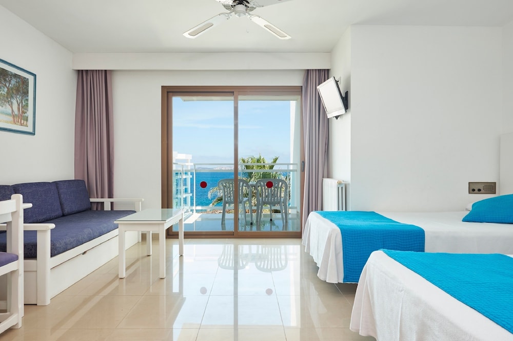 Nereida Aparthotel — Hotel rooms in San Antonio, Balearic Islands