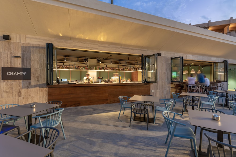 Barcelo Lanzarote Active Resort — Restaurant & bars in Costa Teguise, Canary Islands