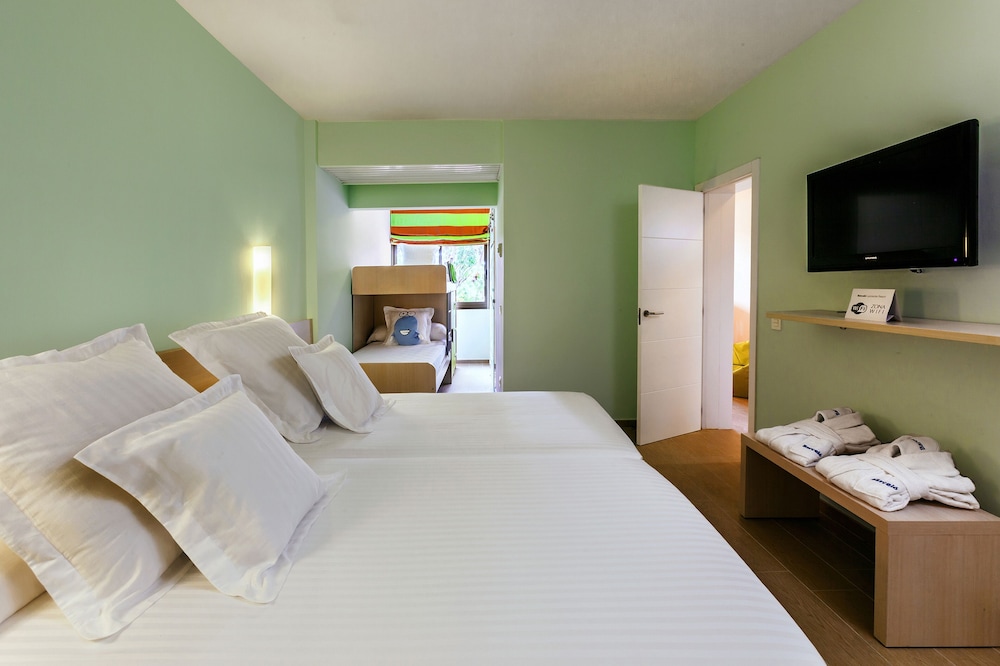 Barcelo Lanzarote Active Resort — Hotel rooms in Costa Teguise, Canary Islands