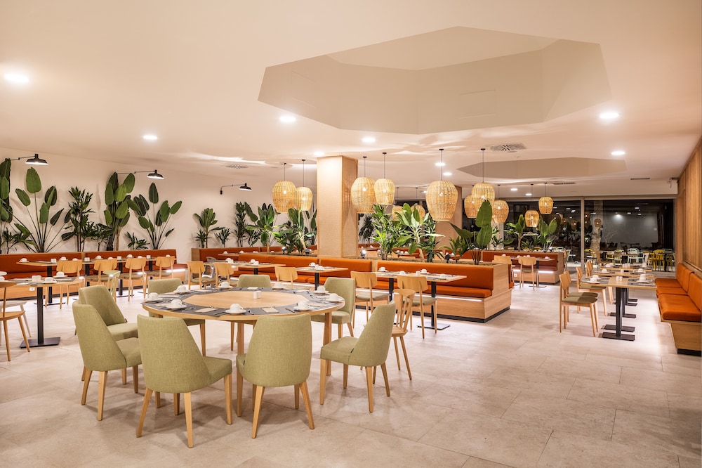 Barcelo Lanzarote Active Resort — Restaurant & bars in Costa Teguise, Canary Islands