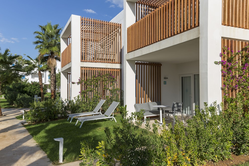 Cala Llenya Resort Ibiza - Hotel — Hotel building in Santa Eulalia, Balearic Islands