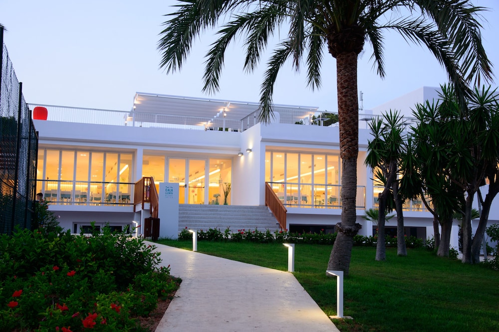 Cala Llenya Resort Ibiza - Hotel — Hotel building in Santa Eulalia, Balearic Islands