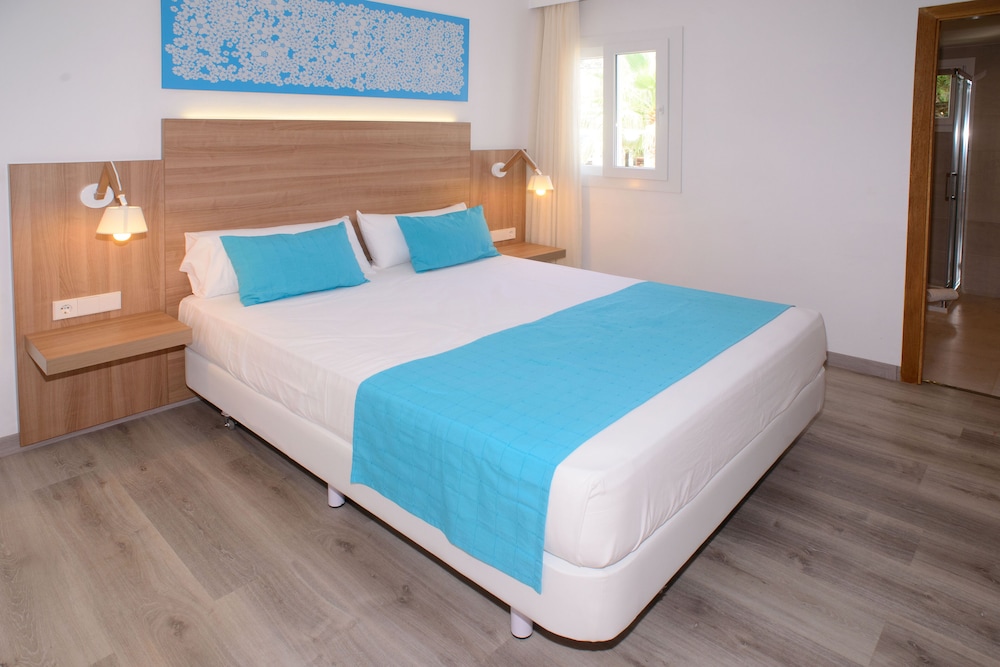 Cala Llenya Resort Ibiza - Hotel — Hotel rooms in Santa Eulalia, Balearic Islands