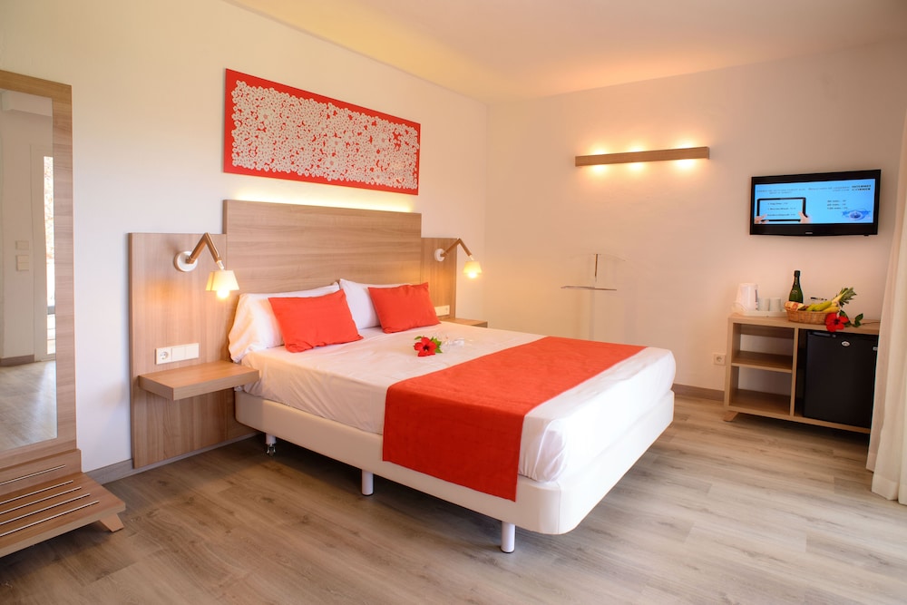 Cala Llenya Resort Ibiza - Hotel — Hotel rooms in Santa Eulalia, Balearic Islands