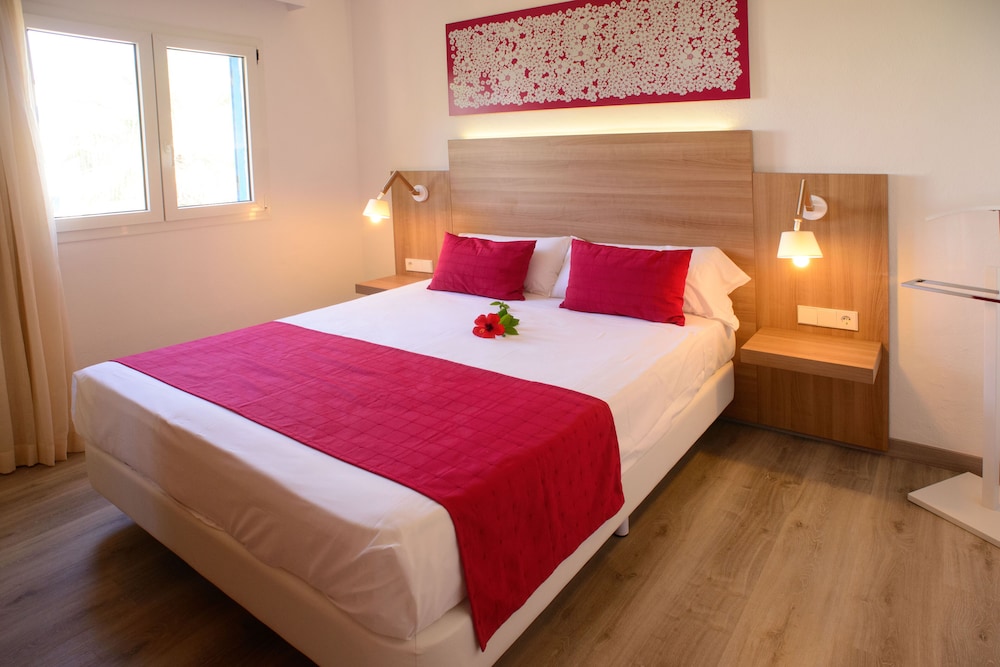 Cala Llenya Resort Ibiza - Hotel — Hotel rooms in Santa Eulalia, Balearic Islands