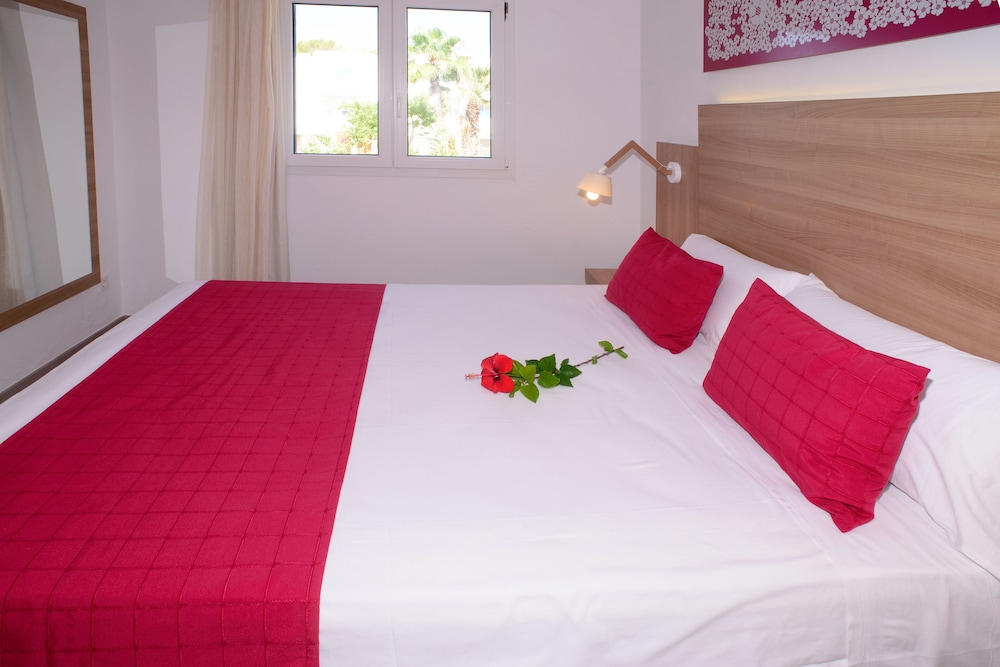 Cala Llenya Resort Ibiza - Hotel — Hotel rooms in Santa Eulalia, Balearic Islands