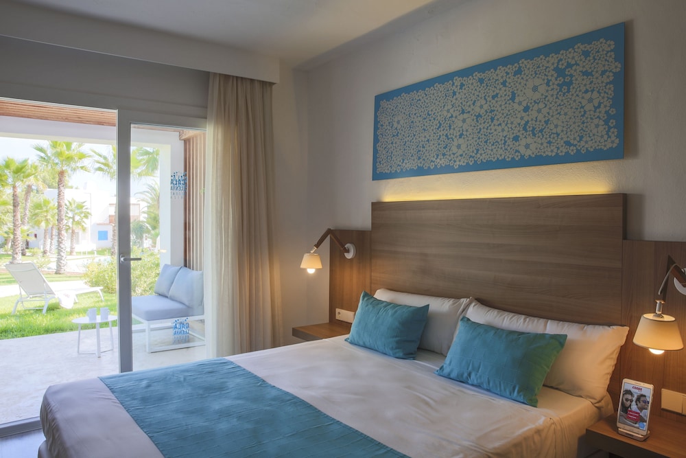 Cala Llenya Resort Ibiza - Hotel — Hotel rooms in Santa Eulalia, Balearic Islands