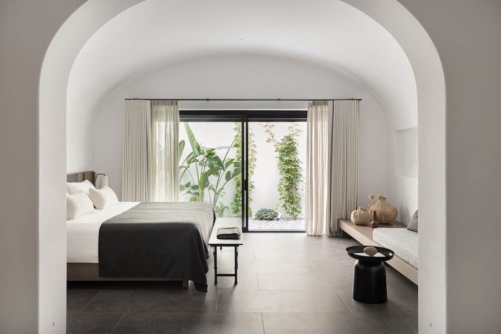 Canaves Epitome - Small Luxury Hotels of the World — Hotel rooms in Oia, South Aegean