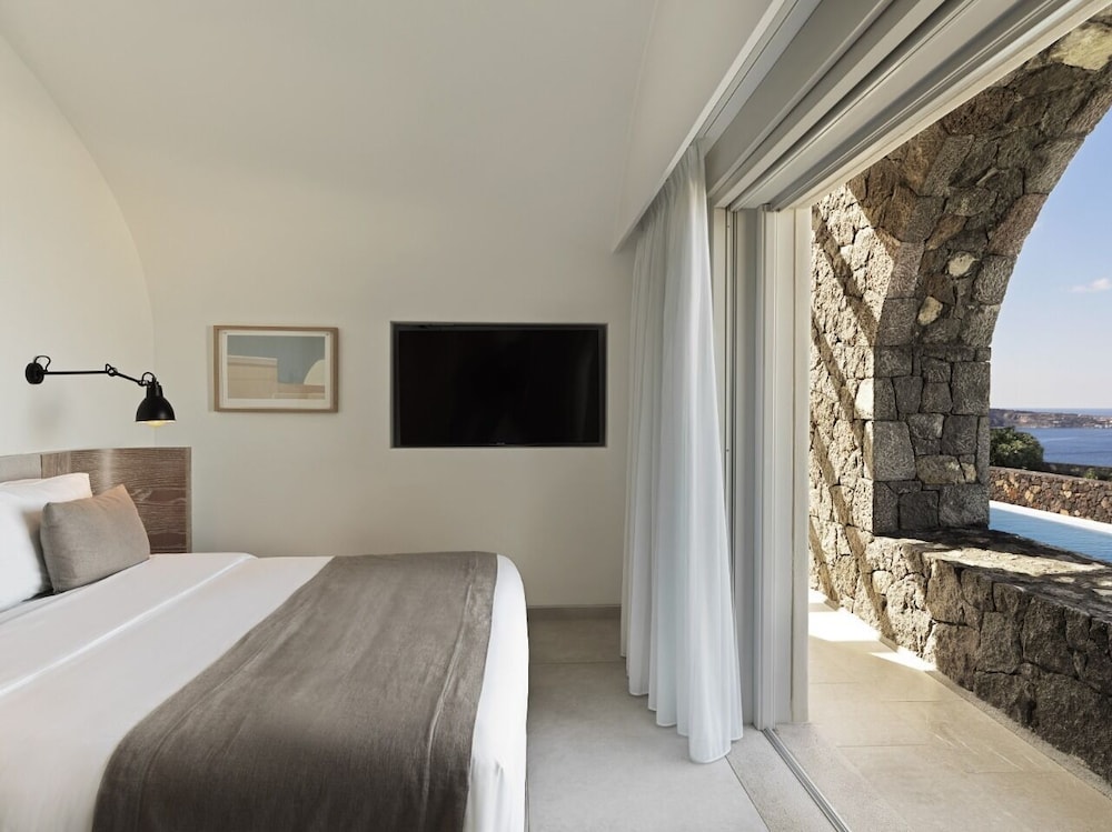 Canaves Epitome - Small Luxury Hotels of the World — Hotel rooms in Oia, South Aegean