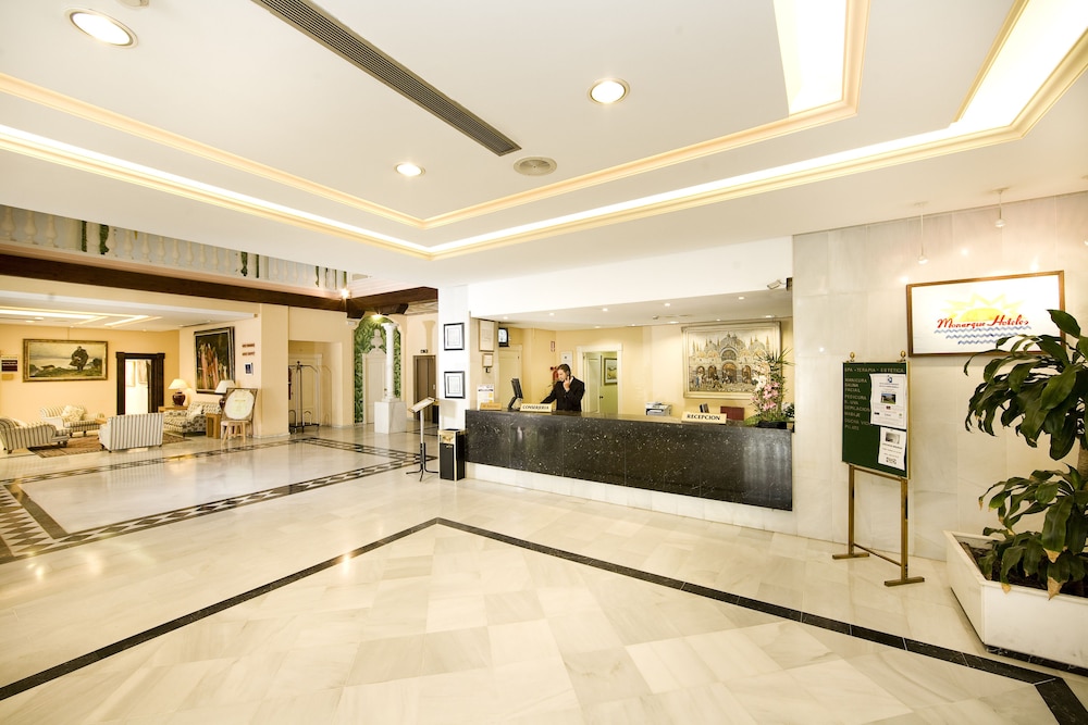 Aparthotel Monarque Sultán — Hotel building in Marbella, Andalusia