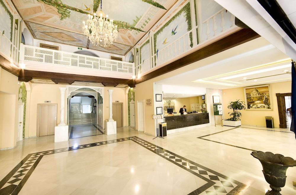 Aparthotel Monarque Sultán — Hotel building in Marbella, Andalusia