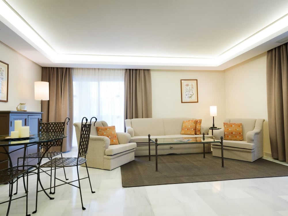 Aparthotel Monarque Sultán — Hotel rooms in Marbella, Andalusia