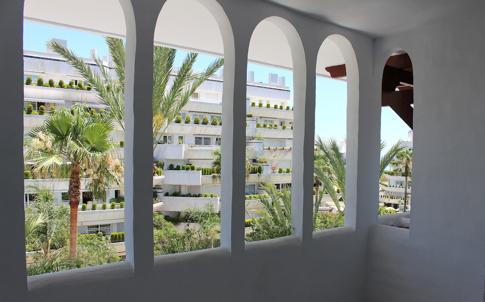 Aparthotel Monarque Sultán — Hotel rooms in Marbella, Andalusia