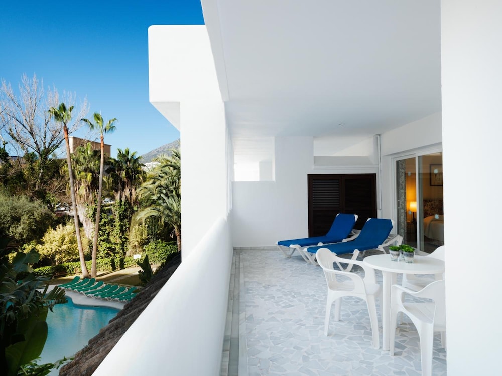 Aparthotel Monarque Sultán — Swimming pool in Marbella, Andalusia