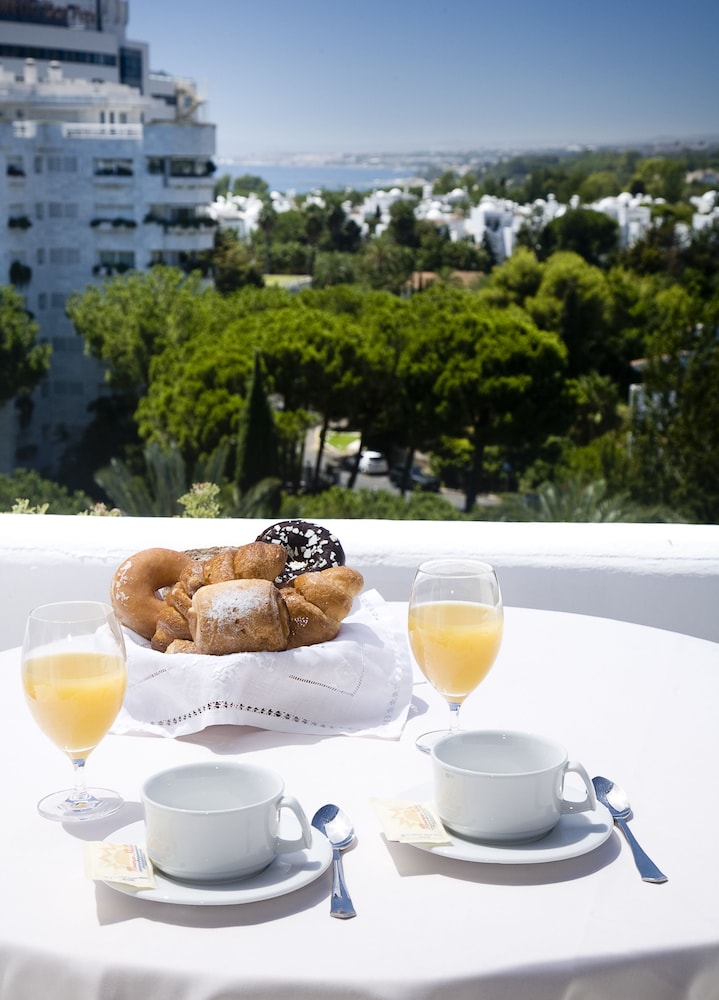 Aparthotel Monarque Sultán — Hotel rooms in Marbella, Andalusia