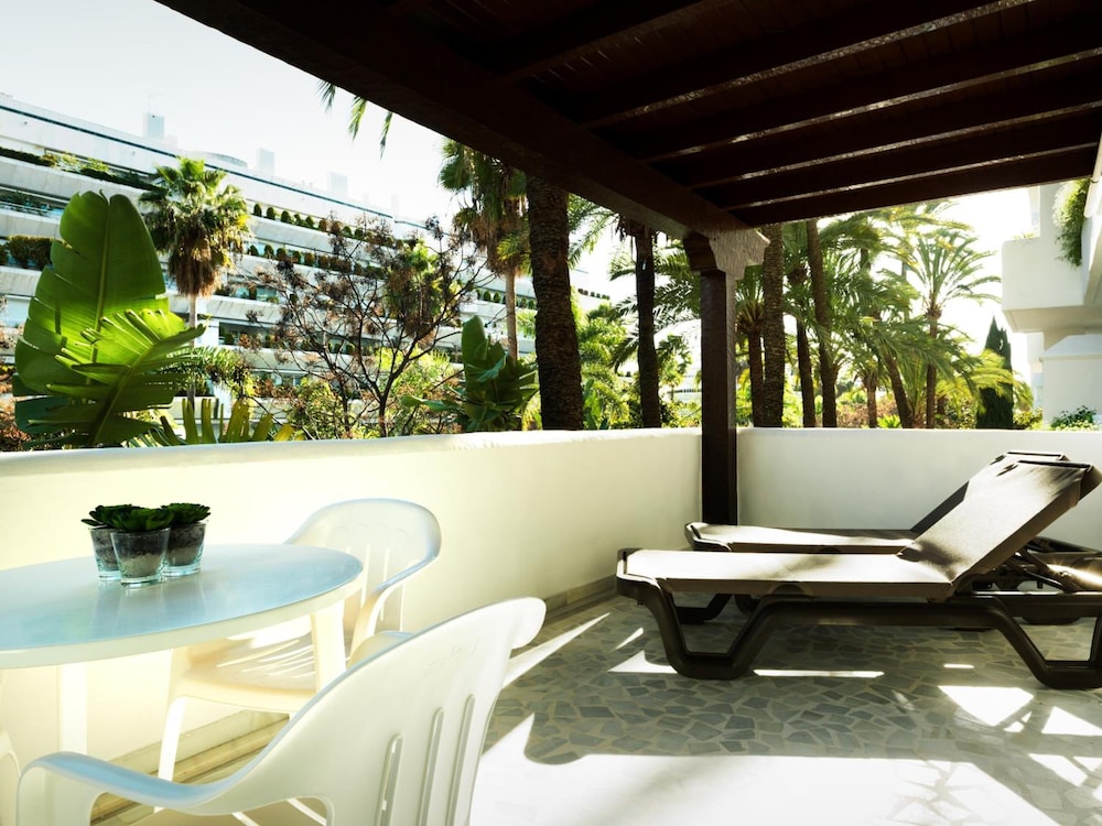 Aparthotel Monarque Sultán — Hotel rooms in Marbella, Andalusia