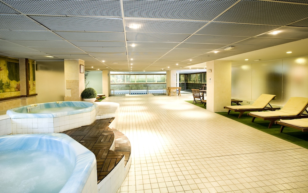 Aparthotel Monarque Sultán — Swimming pool in Marbella, Andalusia
