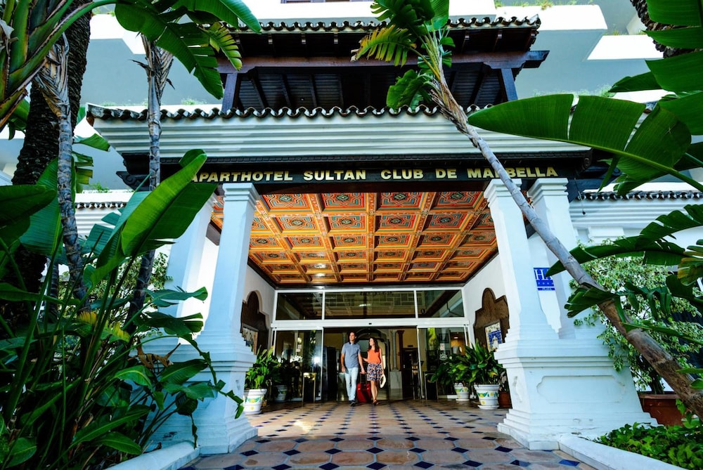 Aparthotel Monarque Sultán — Hotel building in Marbella, Andalusia