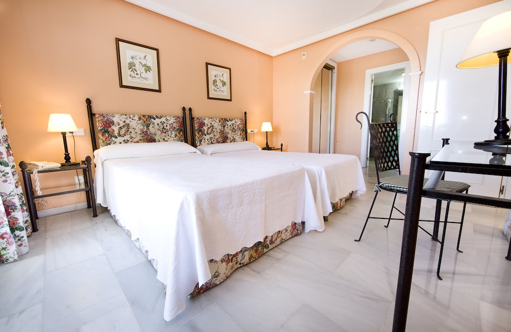Aparthotel Monarque Sultán — Hotel rooms in Marbella, Andalusia