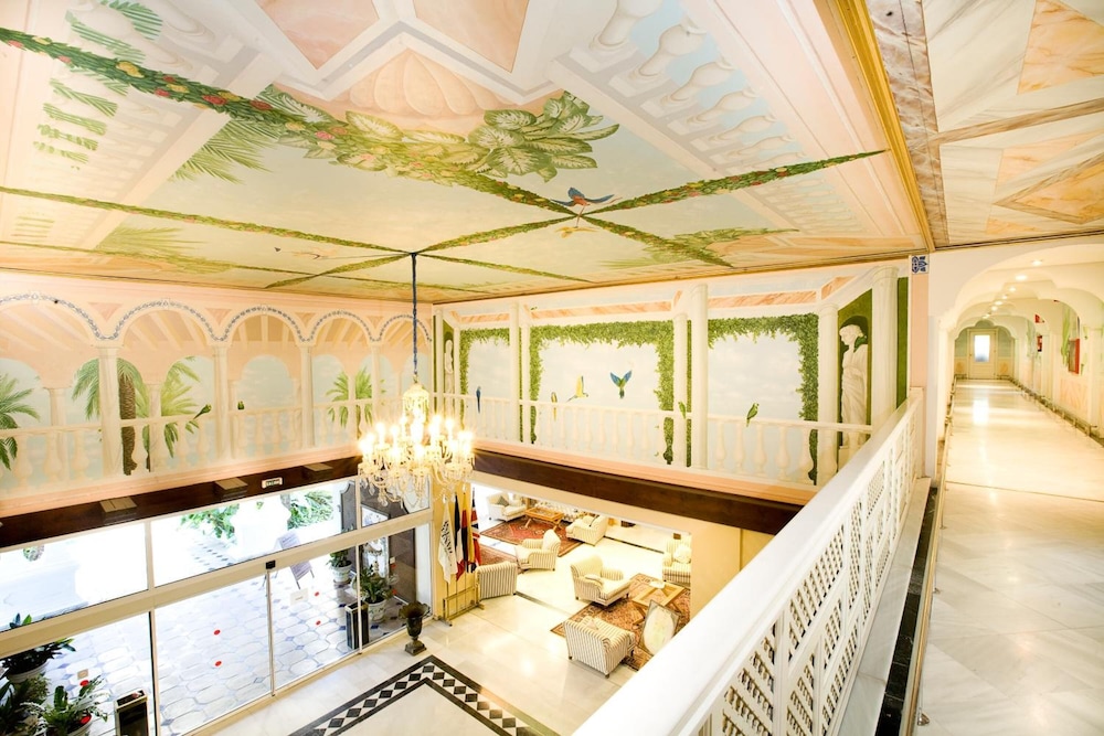 Aparthotel Monarque Sultán — Hotel rooms in Marbella, Andalusia