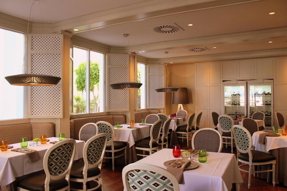 Aparthotel Monarque Sultán — Restaurant & bars in Marbella, Andalusia