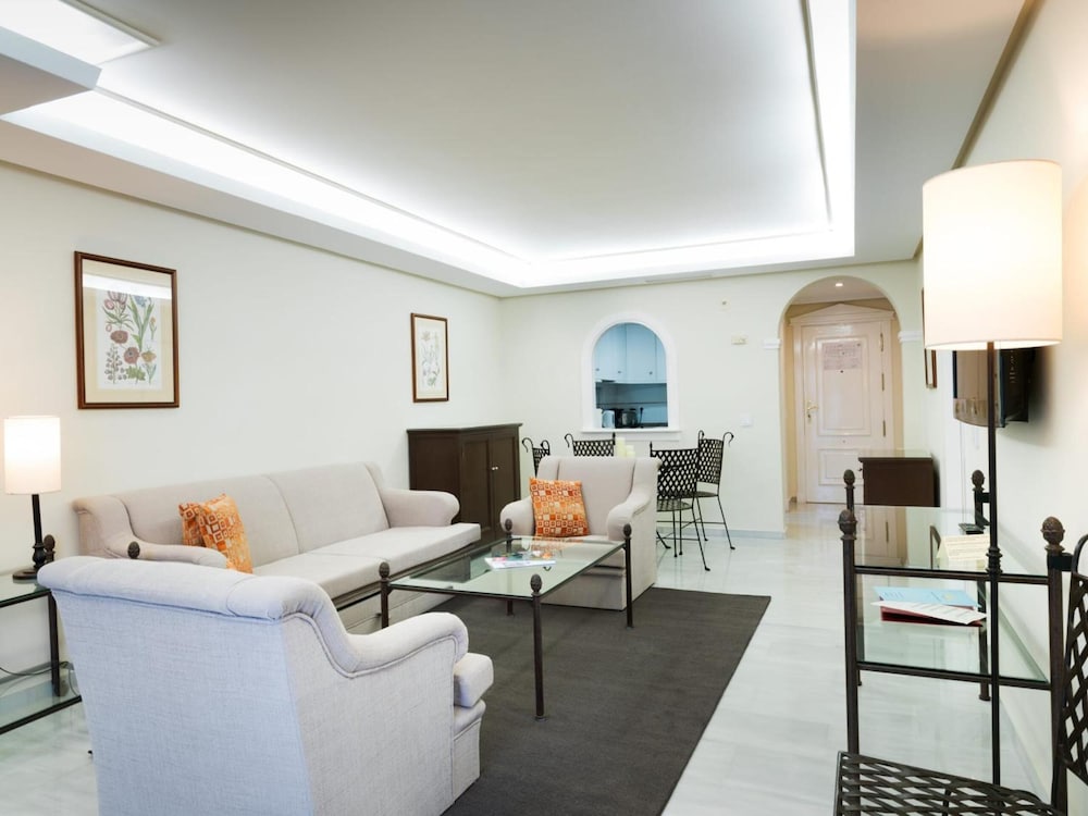 Aparthotel Monarque Sultán — Hotel rooms in Marbella, Andalusia