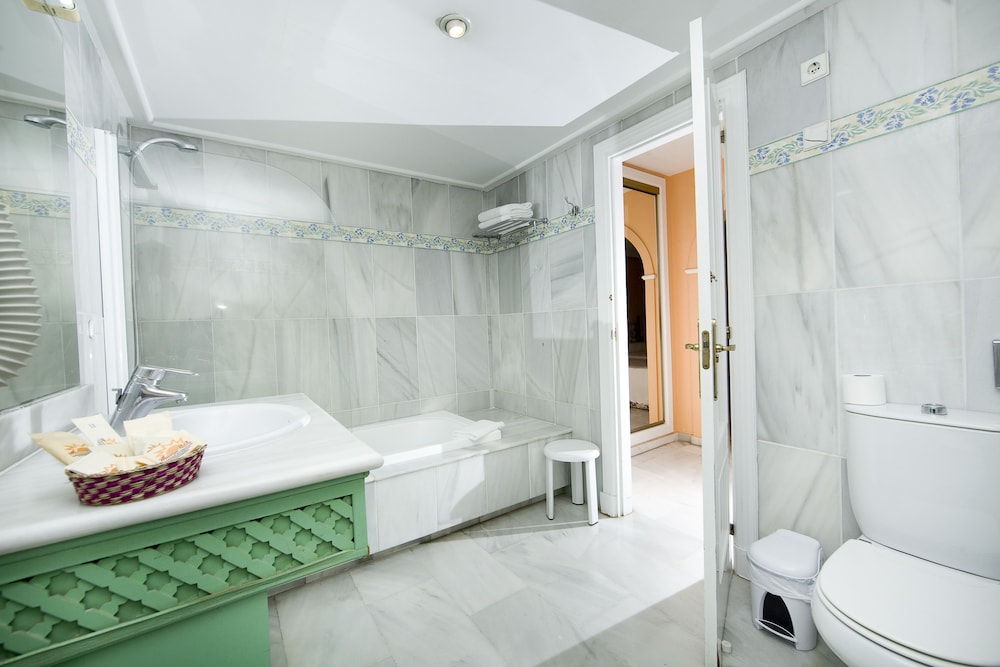 Aparthotel Monarque Sultán — Hotel rooms in Marbella, Andalusia