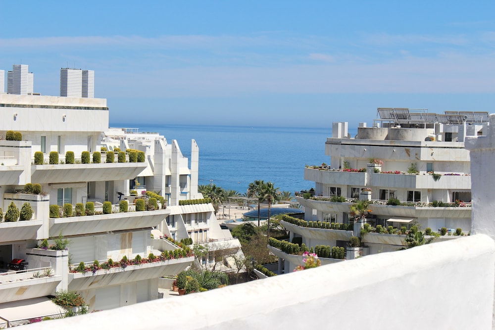 Aparthotel Monarque Sultán — Hotel building in Marbella, Andalusia