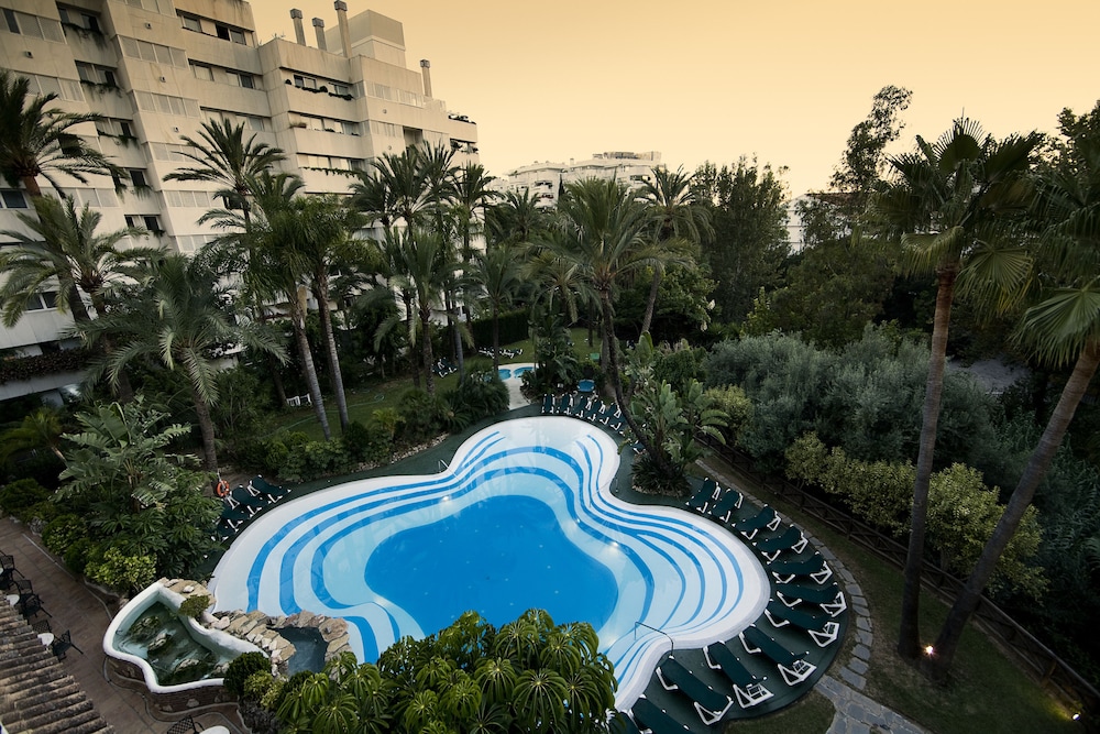 Aparthotel Monarque Sultán — Swimming pool in Marbella, Andalusia