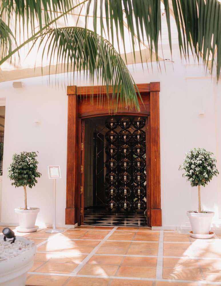 Aparthotel Monarque Sultán — Hotel building in Marbella, Andalusia