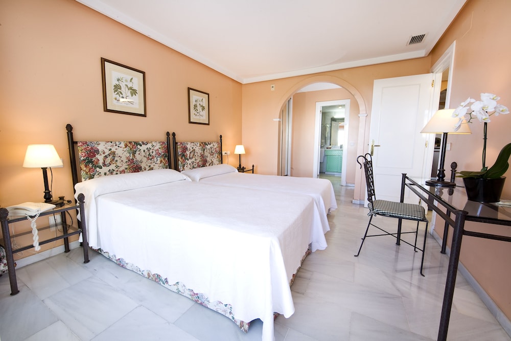 Aparthotel Monarque Sultán — Hotel rooms in Marbella, Andalusia