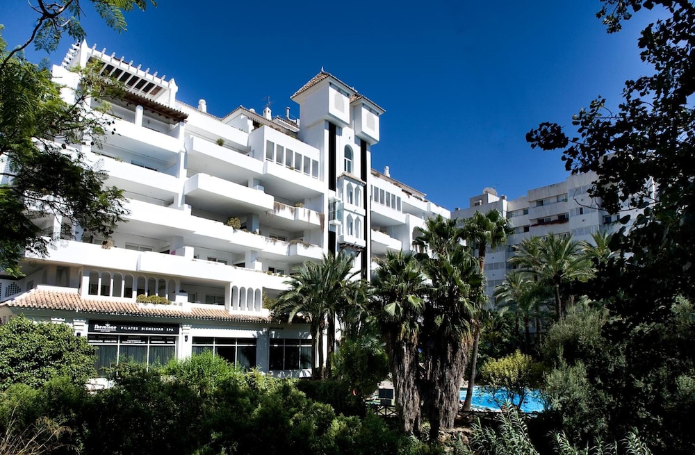 Aparthotel Monarque Sultán — Hotel building in Marbella, Andalusia