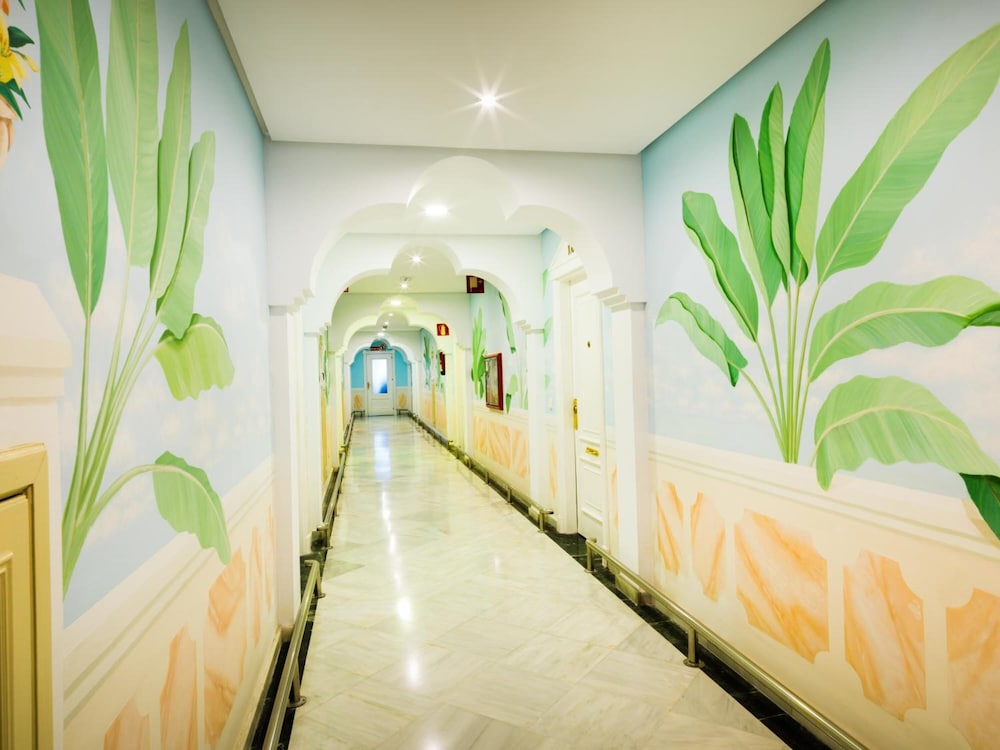 Aparthotel Monarque Sultán — Hotel building in Marbella, Andalusia