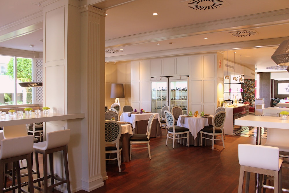 Aparthotel Monarque Sultán — Restaurant & bars in Marbella, Andalusia