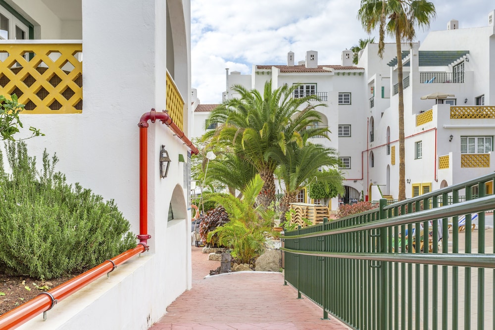 Hilton Vacation Club Sunset Harbour Club Tenerife — Hotel building in Costa Adeje, Canary Islands