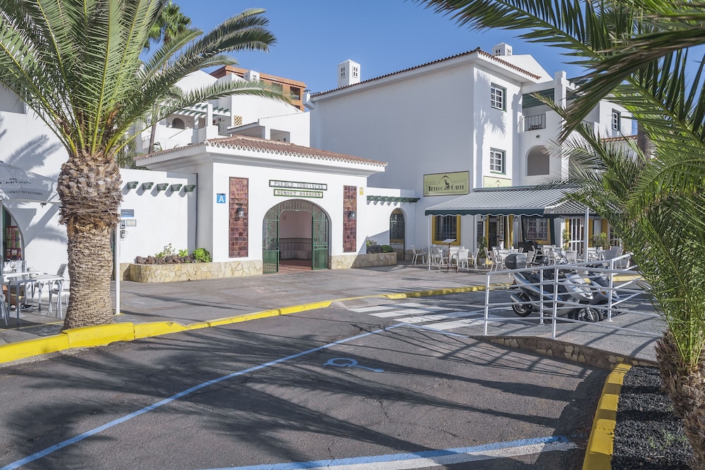 Hilton Vacation Club Sunset Harbour Club Tenerife — Hotel building in Costa Adeje, Canary Islands