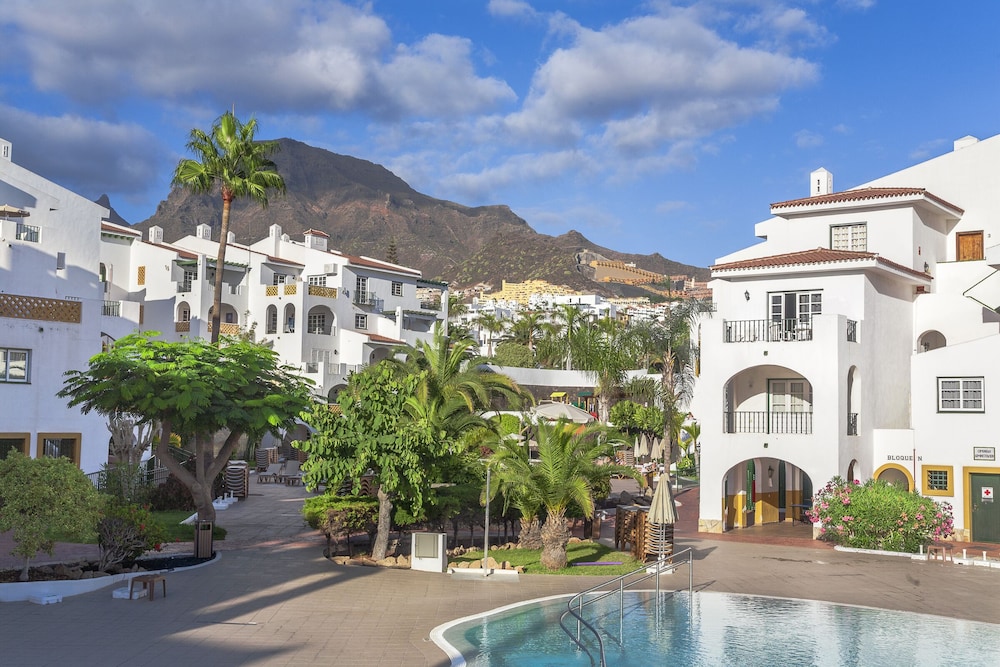 Hilton Vacation Club Sunset Harbour Club Tenerife — Hotel building in Costa Adeje, Canary Islands