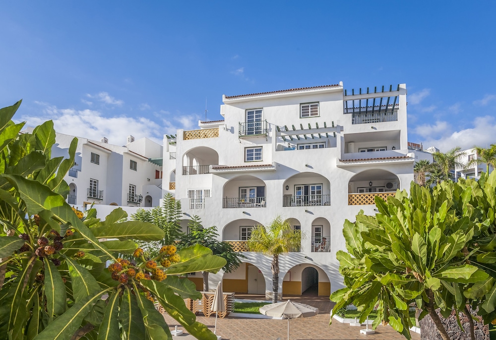 Hilton Vacation Club Sunset Harbour Club Tenerife — Hotel building in Costa Adeje, Canary Islands