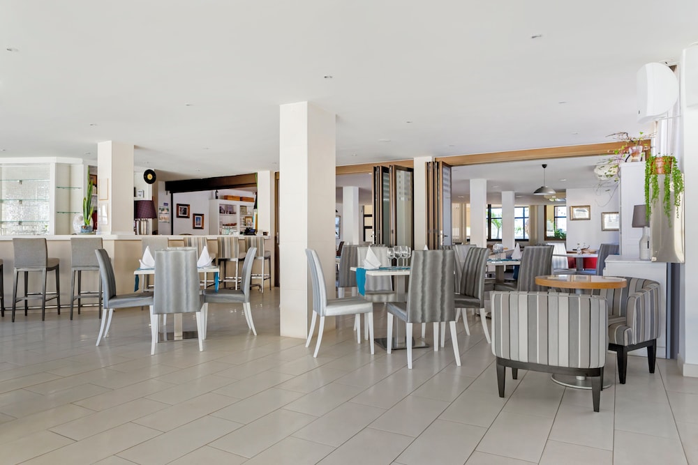 Hilton Vacation Club Sunset Harbour Club Tenerife — Restaurant & bars in Costa Adeje, Canary Islands