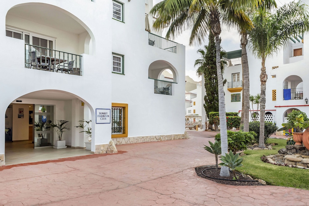Hilton Vacation Club Sunset Harbour Club Tenerife — Hotel building in Costa Adeje, Canary Islands