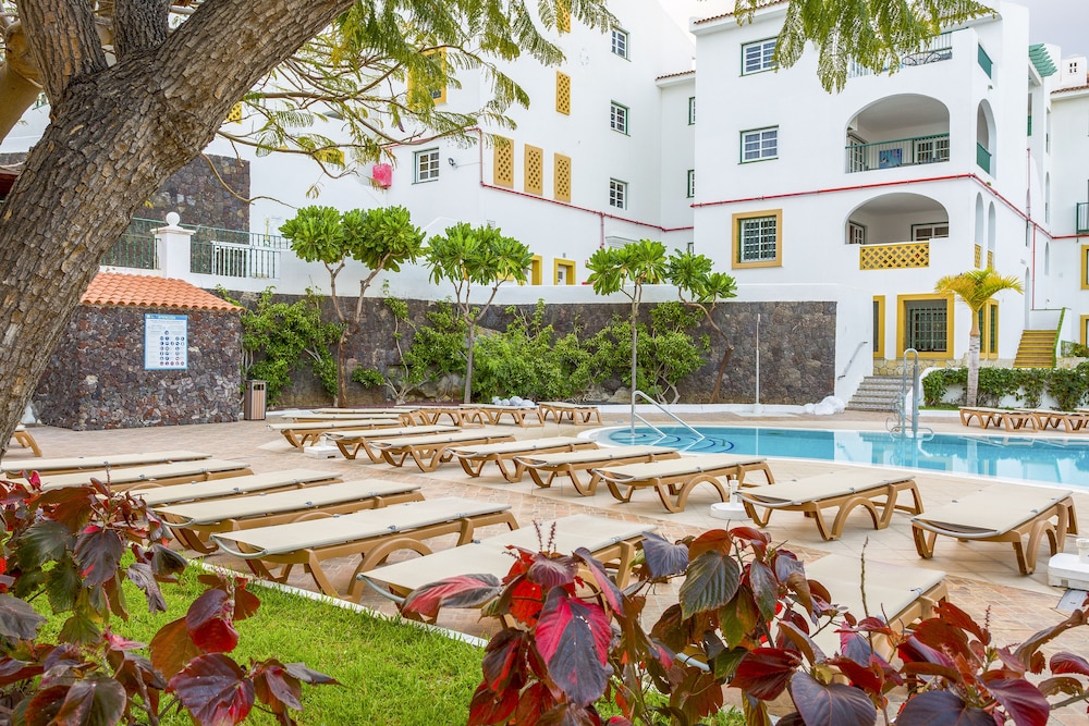 Hilton Vacation Club Sunset Harbour Club Tenerife — Hotel building in Costa Adeje, Canary Islands