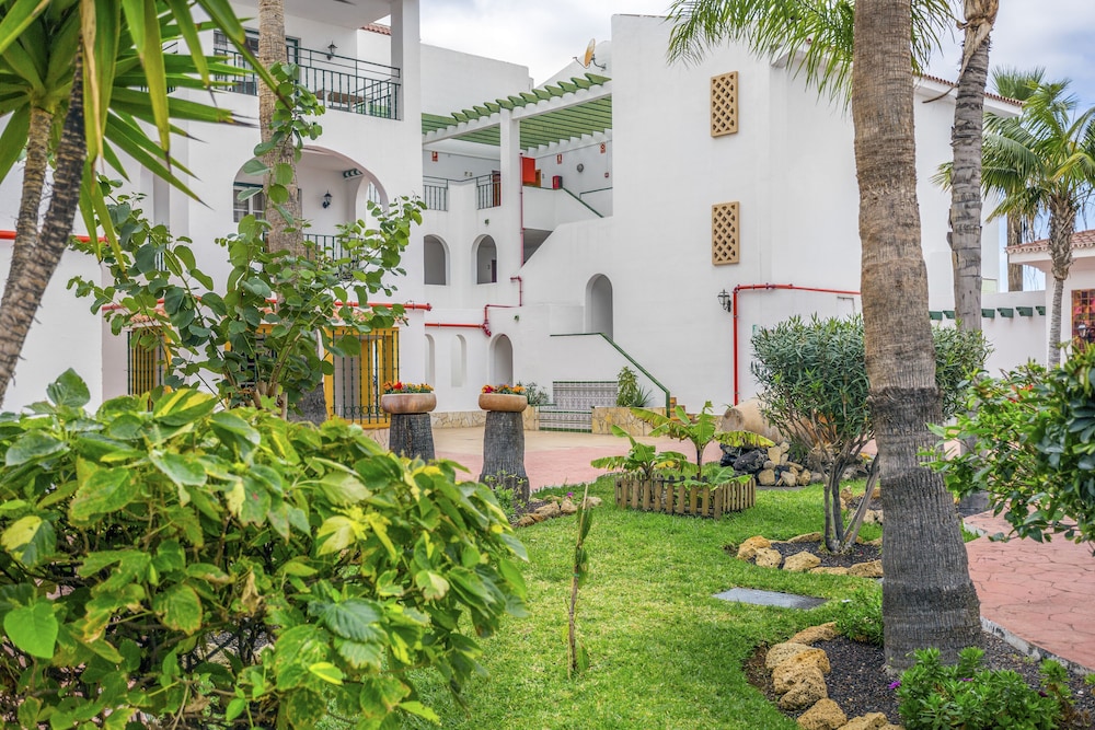 Hilton Vacation Club Sunset Harbour Club Tenerife — Hotel building in Costa Adeje, Canary Islands